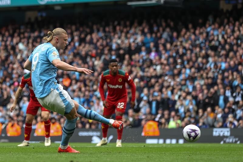  Erling Haaland v dresu Manchester City při pokutovém kopu