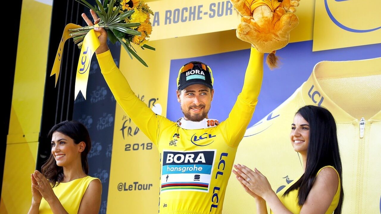 Peter Sagan slaví se žlutým dresem na Tour de France 