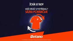 Betano žolík při vystřídání hráče a oranžový fotbalový dres