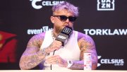 Jake Paul na tiskové konferenci